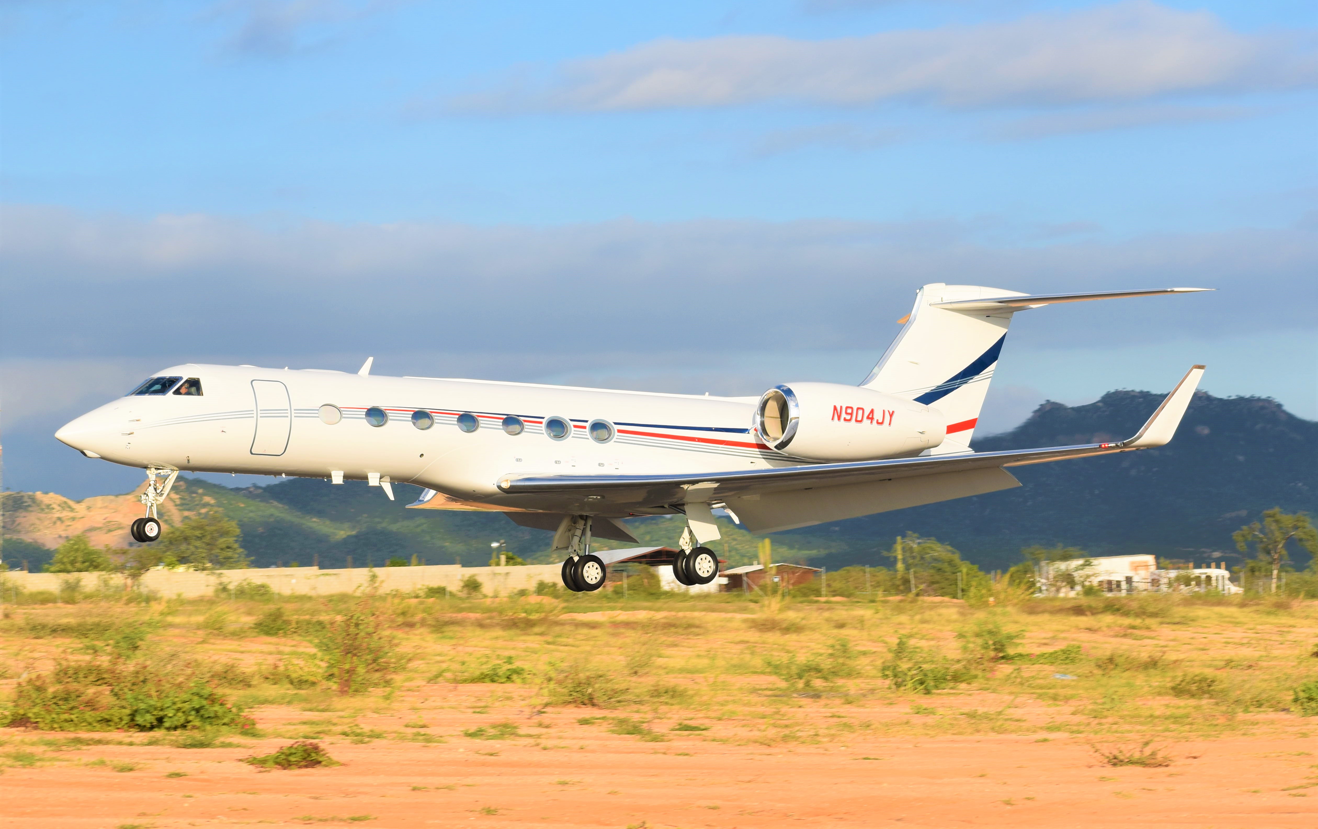 Full size: B&D Aviation Gulfstream G550 N904JY at Aeropuerto de Cabo San Lucas Internacional